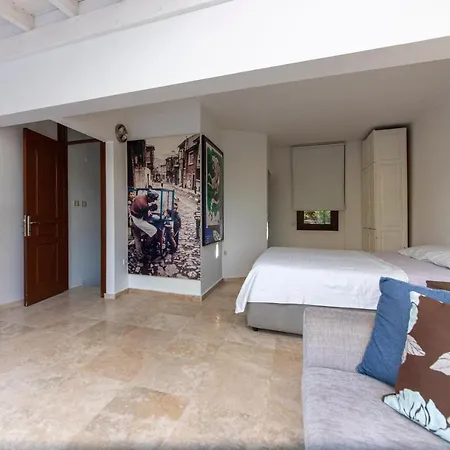 Charming Duplex 2 Min Walk To Torba Beach In