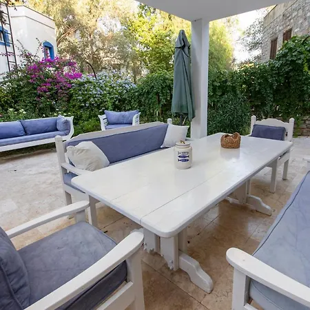 Charming Duplex 2 Min Walk To Torba Beach In